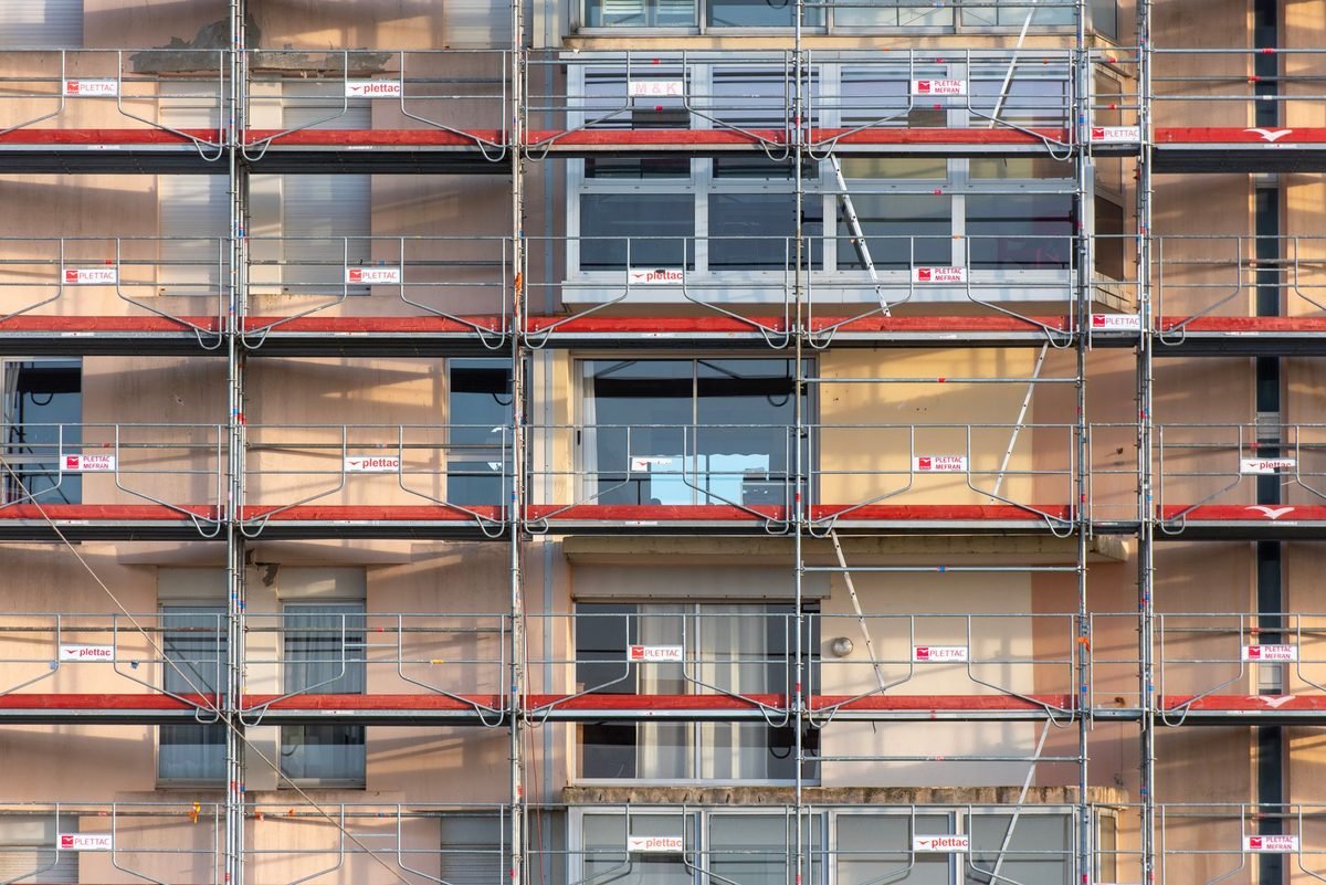 Échafaudage et filet de protection sur la façade d'un immeuble