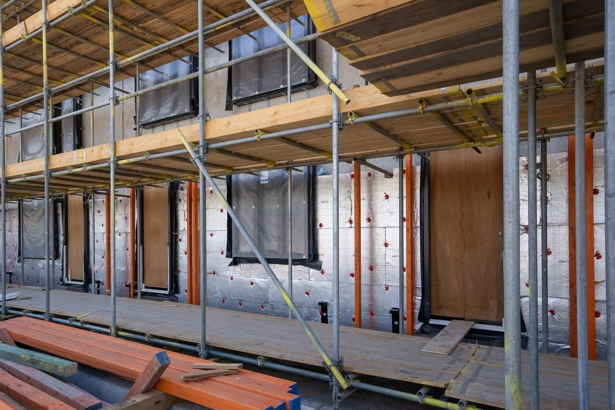 Pose de panneaux isolants sur la façade d'un bâtiment